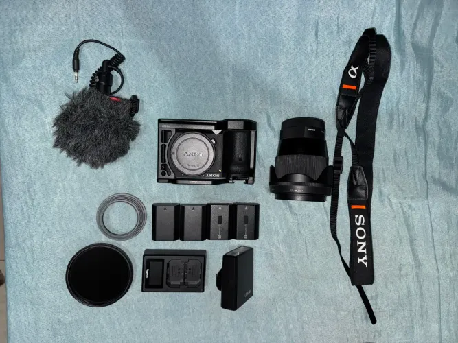 Câmera Sony A6600 com Lente 16 mm com acessórios 