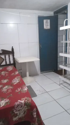 quarto individual mobiliado para moças ao lado do terminal de ônibus do capão da imbuia