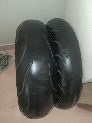 Vendo o par de Pneus no precinho