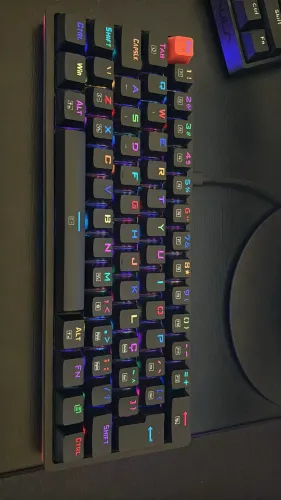 Teclado akali da redragon switch extra