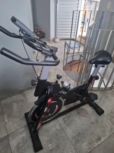 Vende-se uma bicicleta ergométrica em excelente estado