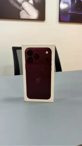 18 PRO MAX 256GB BORDO LACRADO