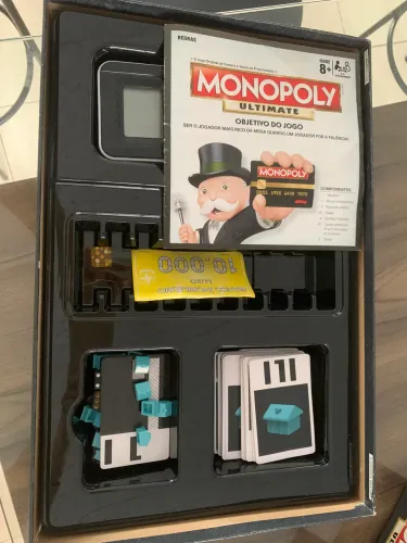 Monopoly Ultimate Banking da Hasbro, uma versão moderna que substitui o dinheiro de papel.