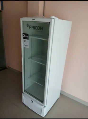 FREEZER VERTICAL TRIPLA AÇÃO FRICON TAMPA DE VIDRO 569 LITROS
