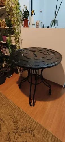 Mesa de aço feita de tampa de bueiro