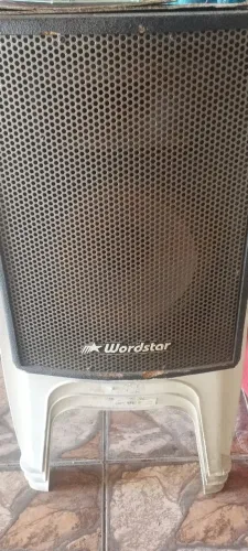 Duas caixas de som aplificadoras