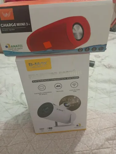 Vendo projetor +caixinha de som ,novos na caixa