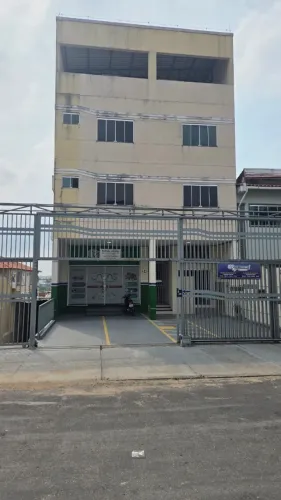 Apto 2 Quartos Ed.Oliveira Pq.10 R$ 1.800,00