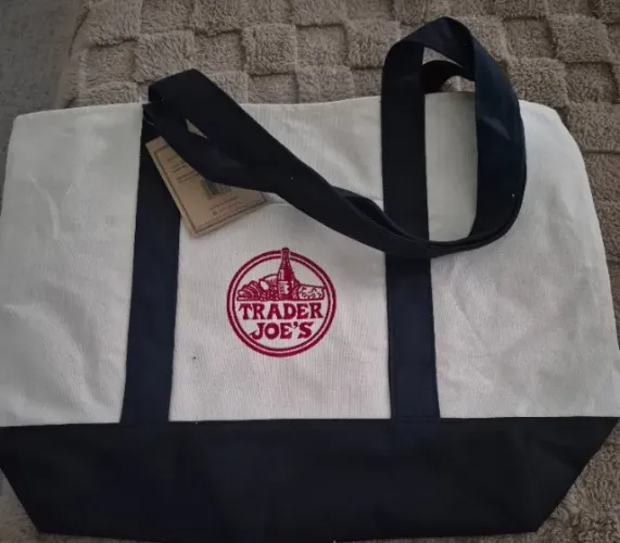 Bolsa em canva, grande, lavável, durável. Pode ser usada para várias finalidades.