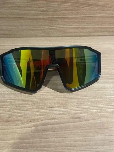 ? Óculos esportivo com lente polarizada e proteção UV400