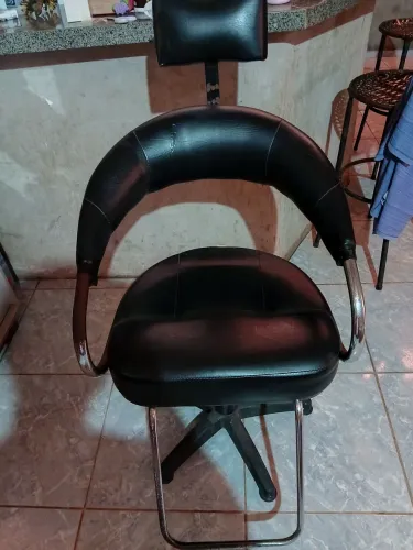 Vende-se cadeira de barbeiro em ótimo estado de conservação funcionando normal.