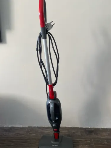 Mop Electrolux em usado duas vezes, funcionando, acompanha pano