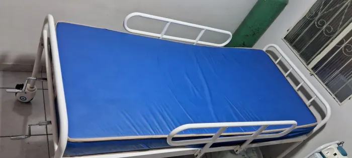 Cama hospitalar manual ,2 movimentos, até 180 kg + colchão