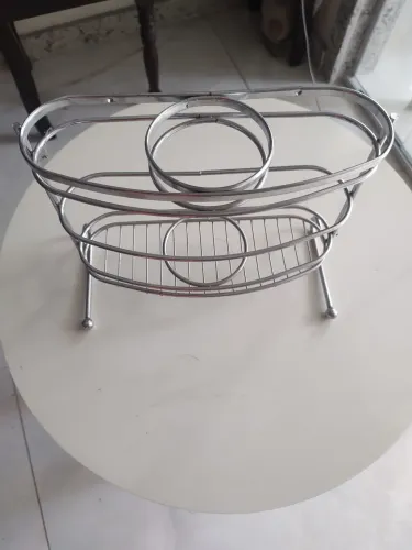 porta secador de cabelos e chapinhas.