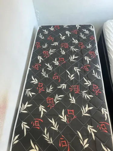 Vende-se cama box de solteiro.