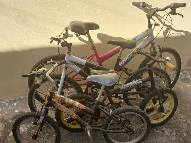 Vendo 04 bicicletas valor R$ 400,00, sendo 01 aro 24, 01 aro 20e 02 aro 16.