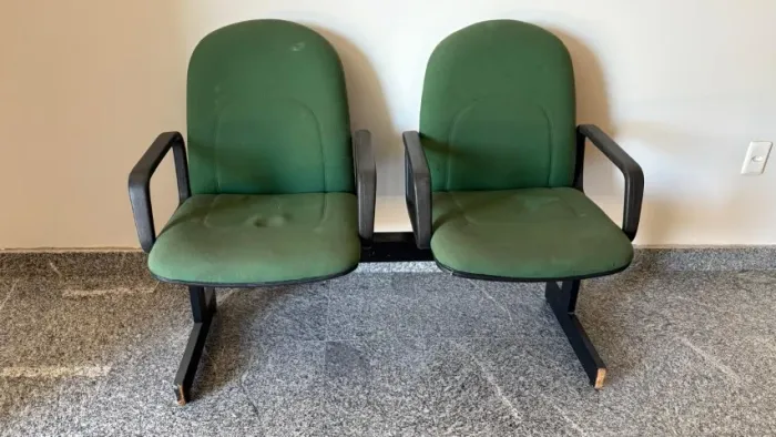 Cadeira para dois lugares longarina com braços tecido verde