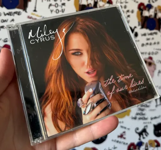 CD+DVD MILEY CYRUS THE TIME OF OUR LIVES (DELUXE EDITION) 2 DISCOS IMPORTADO DO JAPÃO 