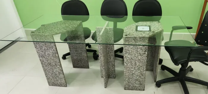 Mesa Sofisticada e Elegante de Reunião ou de Jantar
