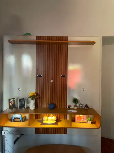Painel para TV com Prateleira e Nicho Decorativo - Moderno e Elegante