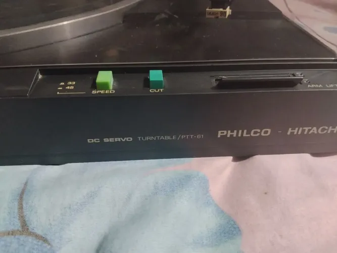 toca-discos vintage da Philco Hitachi, modelo PTT-61