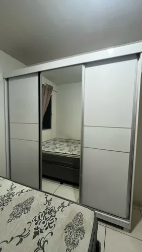 Guarda-roupa casal com espelho