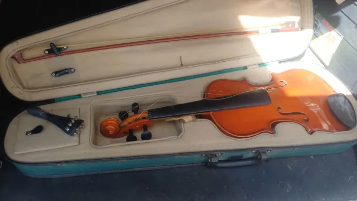 Vendo Violão e violino