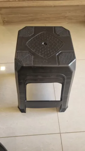 Vendo 3 banquinhos de plástico preto