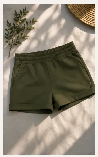 Shortinho verde militar justo com barra dobrada