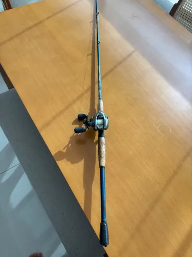 Conjunto de pesca , carretilha perfil baixo + vara 20/40 lb 