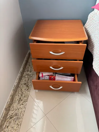 Vendo duas mesinhas de cabeceira.