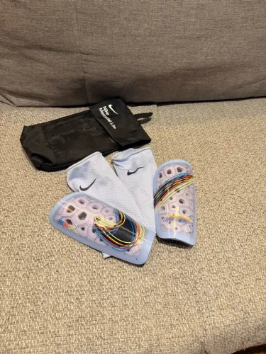 Caneleira Nike mercurial lite