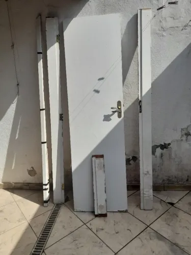 Porta de Madeira - 70cm - c/ caixonete e algumas peças de alisar