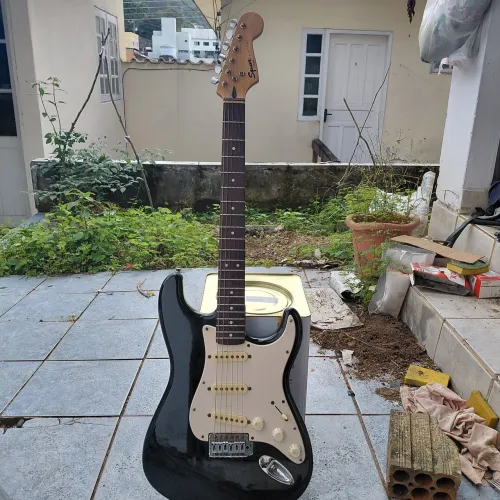  Guitarra fender squier bullet strat