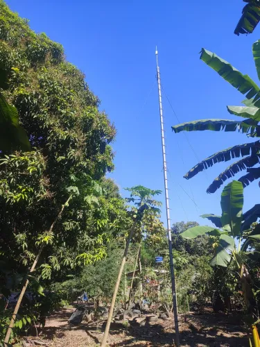 Torre, antena e fios de fixação