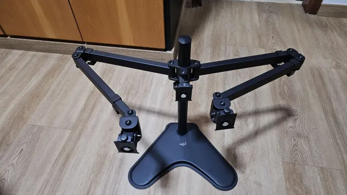 Suporte Articulado de mesa para 3 monitores