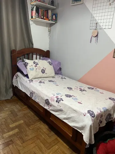 Cama de solteiro de madeira