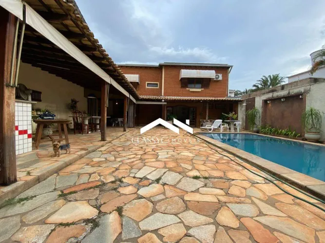Sobrado no Jardim Karaíba, Uberlândia - Piscina, Varanda Gourmet e 4 Vagas.
