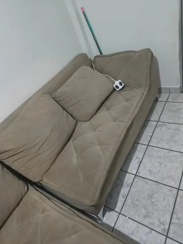 Sofá 4 lugares com mola e fino acabamento