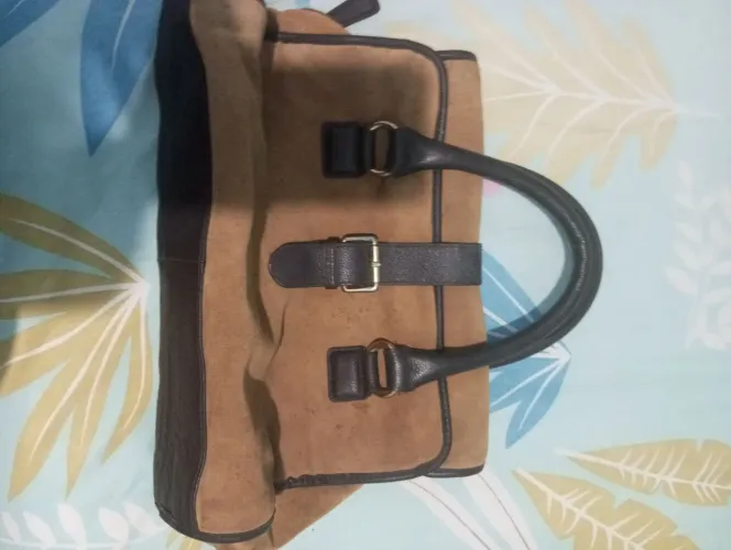 Vendo essa linda bolsa tipo pasta de couro estilosa espaçosa com alça 60 reais