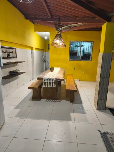 casa com 4 quartos sendo 2 com ar e dois com ventilador 