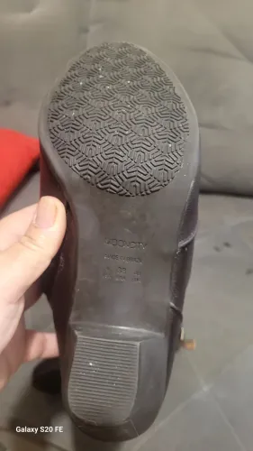 Vendo uma bota marrom,monoccity,soldado confort tamanho 38 calca muito bem 37 também.