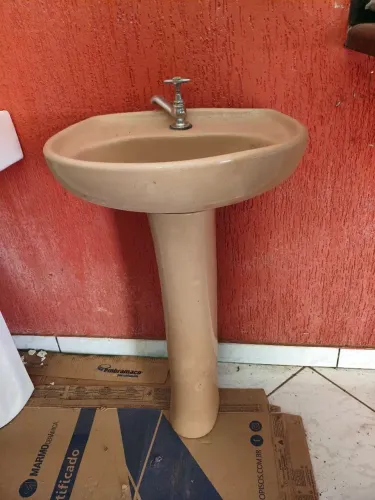 Pia de banheiro com coluna