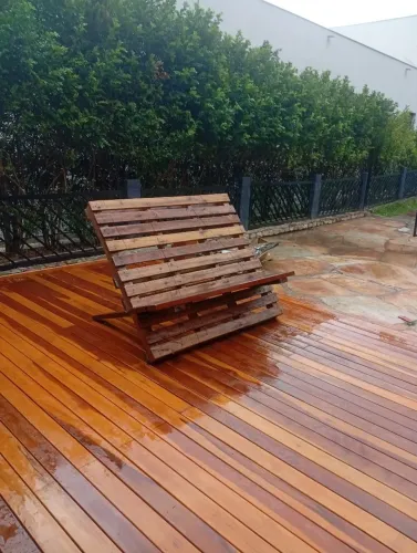 Deck de madeira envernizado valor por metro quadrado apenas da mão de obra