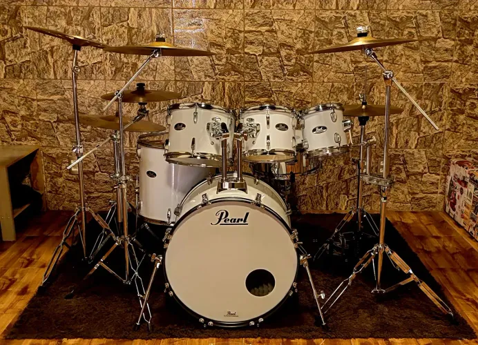 Bateria Pearl Roadshow branca com pratos, pedestais, banco e pedal
