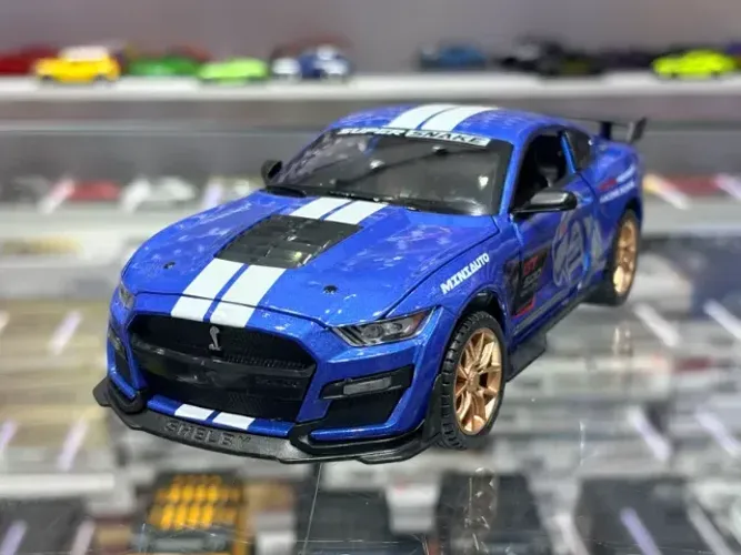 Miniatura Mustang Shelby GT-500 azul 1:24 som e luz 