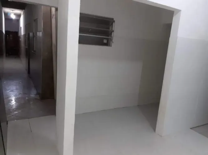 Alugo casa na Maracaju com 1/4 incluso água e energia.