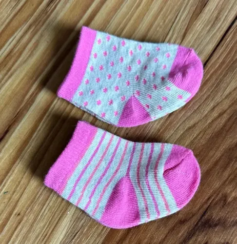 kit 2 pares de meias tamanho 0-6 meses importadas (Desapego)