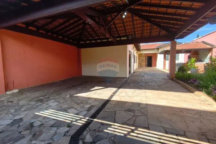 Casa com 3 quartos, área gourmet e garagem pra 5 carros. Jardim Soares- Itapira