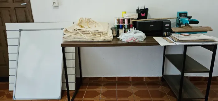 COMBO Escrivaninha, impressora, prensa, aviamentos e tecidos